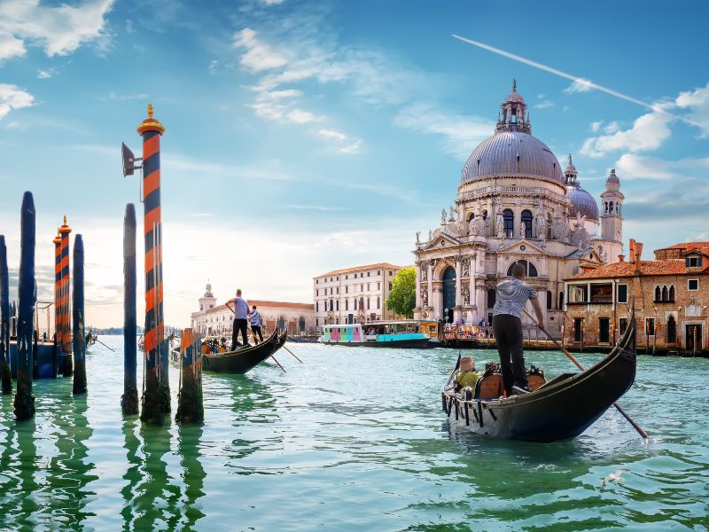 Santa Maria della Salute Venedig — Barockkirche mit weißer Marmorkuppel an der Punta della Dogana